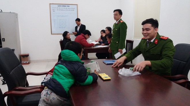 T&igrave;m được b&eacute; trai 5 tuổi mồ c&ocirc;i mẹ bỏ nh&agrave; đi chơi với bạn khi đang lang thang sau 1 đ&ecirc;m - Ảnh 3.