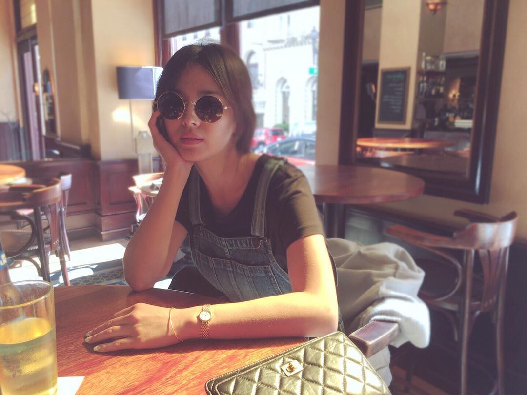Nghịch lý Song Hye Kyo: Ăn vận kiểu cách thì “sến” nhưng luộm thuộm chút lại chất đừng hỏi - Ảnh 10. Nghịch lý Song Hye Kyo: Ăn vận kiểu cách thì “sến” nhưng luộm thuộm chút lại chất đừng hỏi - Ảnh 10.