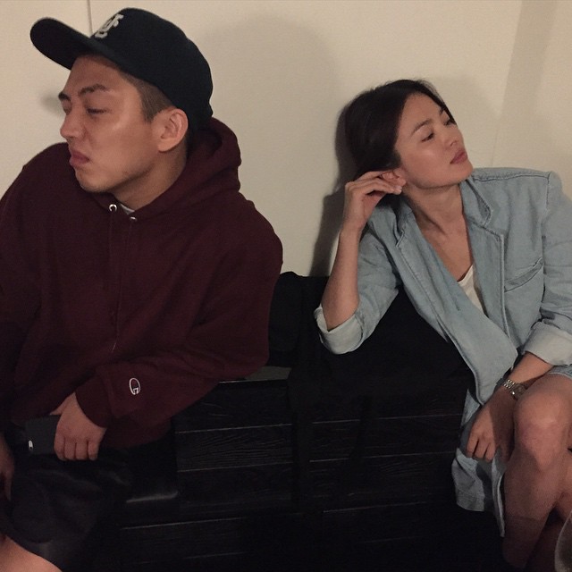Nghịch lý Song Hye Kyo: Ăn vận kiểu cách thì “sến” nhưng luộm thuộm chút lại chất đừng hỏi - Ảnh 11. Nghịch lý Song Hye Kyo: Ăn vận kiểu cách thì “sến” nhưng luộm thuộm chút lại chất đừng hỏi - Ảnh 11.