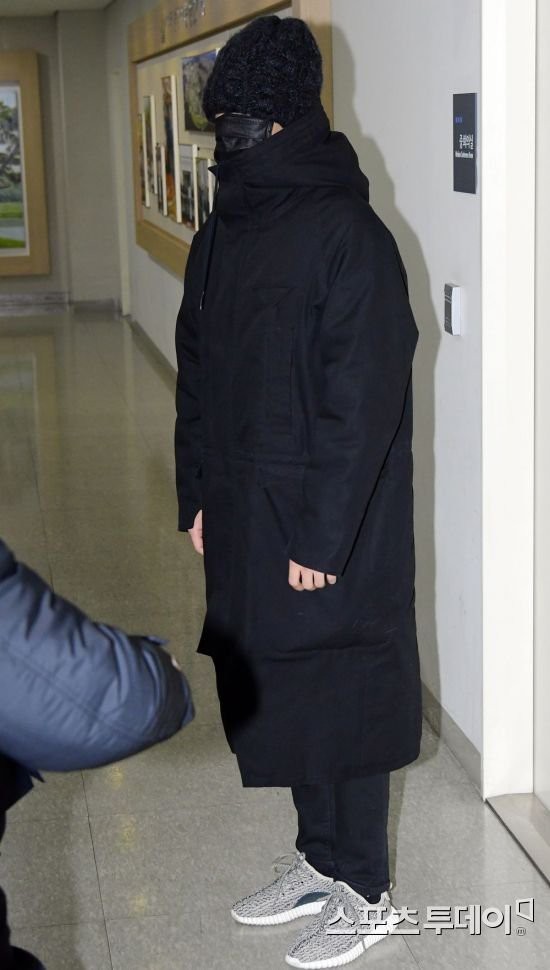 Đội mũ đeo khẩu trang k&iacute;n mặt kh&ocirc;ng một kẽ hở, T.O.P nh&igrave;n đường v&agrave; thở th&ocirc;i chắc cũng mệt lắm - Ảnh 1.