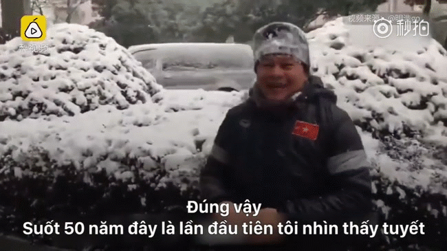 Trợ l&yacute; đội tuyển U23 Việt Nam bỗng nổi như cồn ở Trung Quốc v&igrave; biểu cảm lần đầu ti&ecirc;n được thấy tuyết - Ảnh 2.
