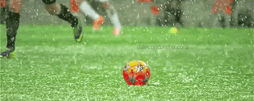 12 khoảnh khắc đáng nhớ của các cầu thủ dưới trời mưa tuyết - Ảnh 1.