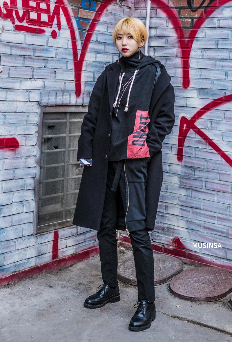 Street style Hàn Quốc: khi mặc vài ba chiếc áo khoác to sụ cùng lúc chẳng hâm chút nào mà lại chất hết nấc - Ảnh 12.