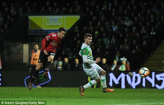 Tân binh Alexis Sanchez kiến tạo, Man Utd thắng đậm tại vòng 4 FA Cup - Ảnh 9.