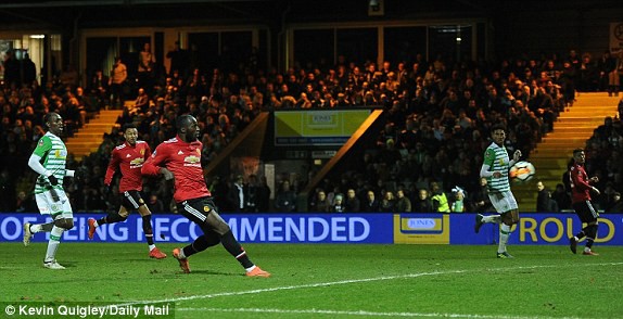 Tân binh Alexis Sanchez kiến tạo, Man Utd thắng đậm tại vòng 4 FA Cup - Ảnh 11.