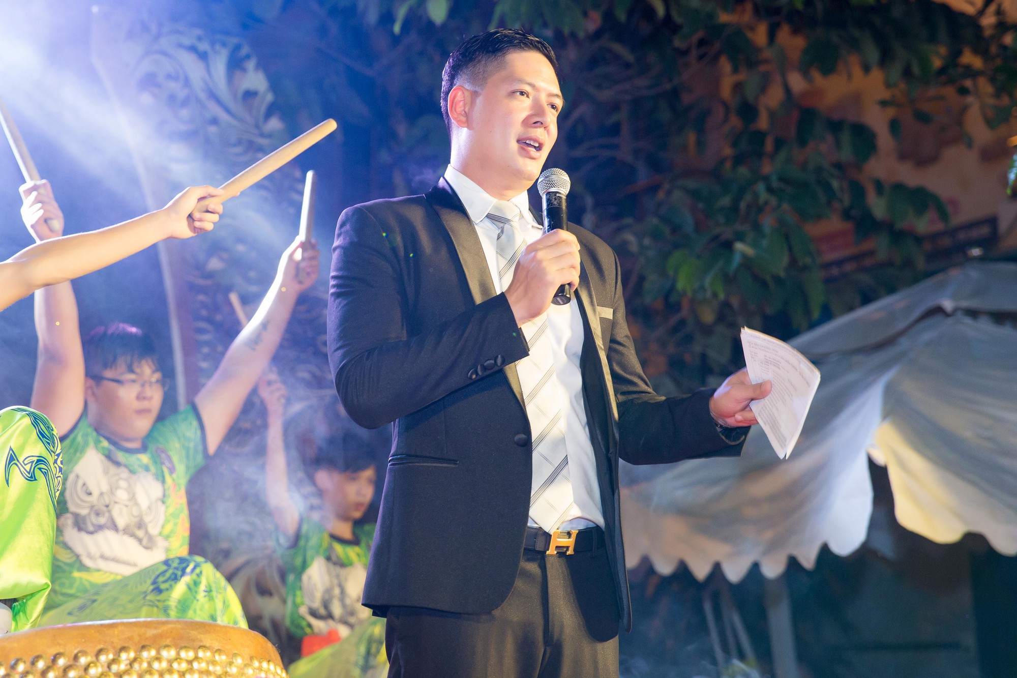 Mặc đang diện đầm dạ hội lỗng lẫy, Nhật Kim Anh vẫn đích thân chen đám đông để đón Hồ Ngọc Hà - Ảnh 7.