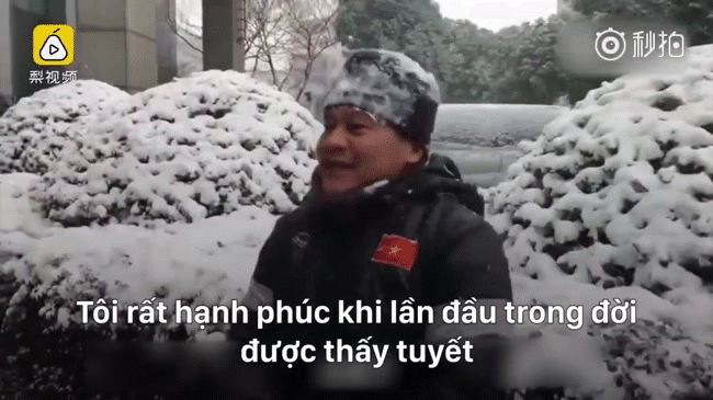 Trợ l&yacute; đội tuyển U23 Việt Nam bỗng nổi như cồn ở Trung Quốc v&igrave; biểu cảm lần đầu ti&ecirc;n được thấy tuyết - Ảnh 3.