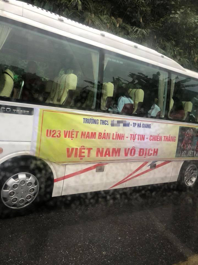 Hà Giang: Xe khách chở học sinh va chạm với xe tải khiến một người bị thương - Ảnh 1.