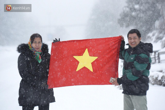 CĐV Việt Nam lội mưa tuyết trắng xóa, tới sân cổ vũ thầy trò HLV Park Hang Seo - Ảnh 2.