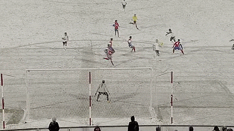 12 khoảnh khắc đáng nhớ của các cầu thủ dưới trời mưa tuyết - Ảnh 13.