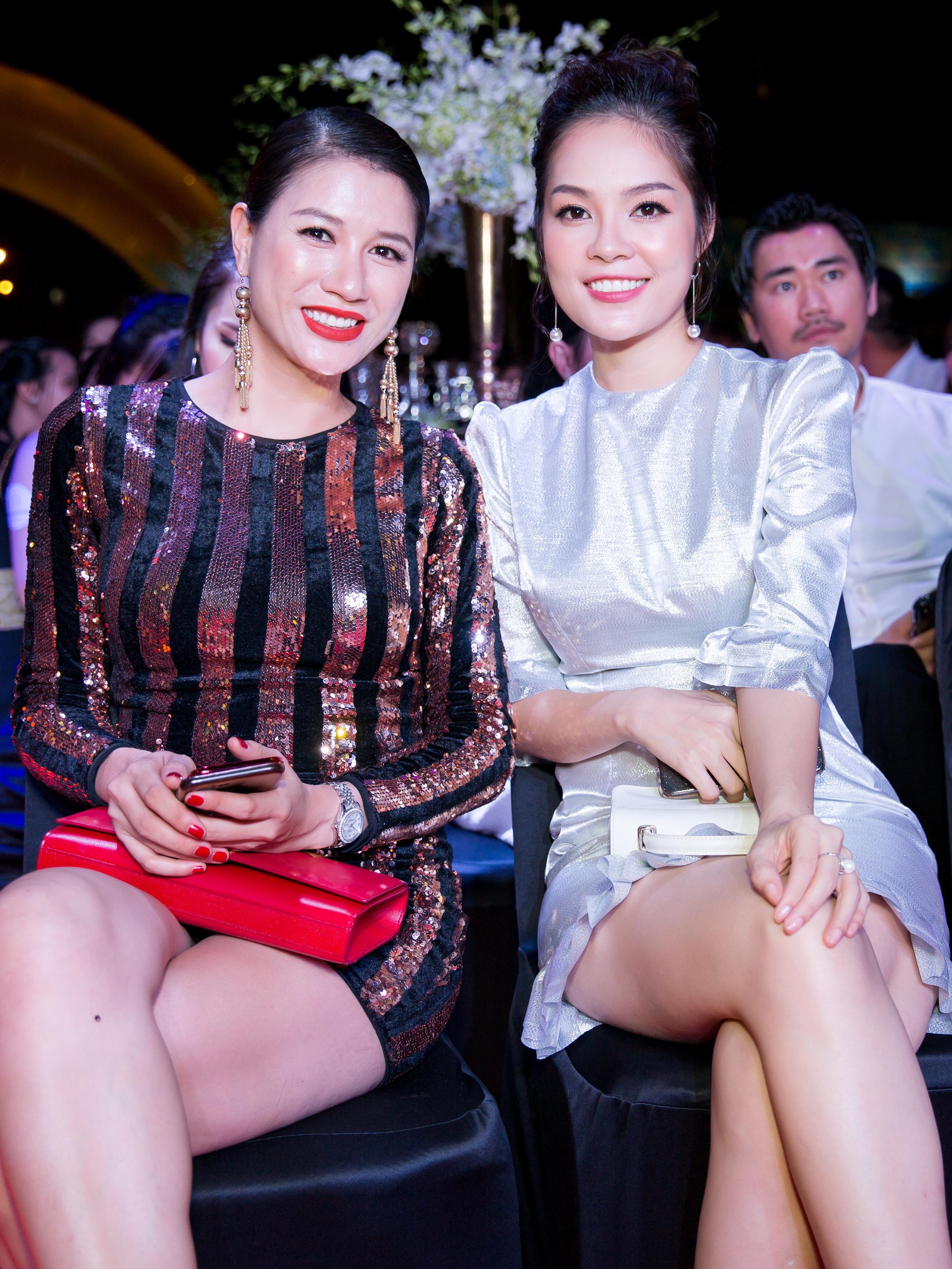 Mặc đang diện đầm dạ hội lỗng lẫy, Nhật Kim Anh vẫn đích thân chen đám đông để đón Hồ Ngọc Hà - Ảnh 11.