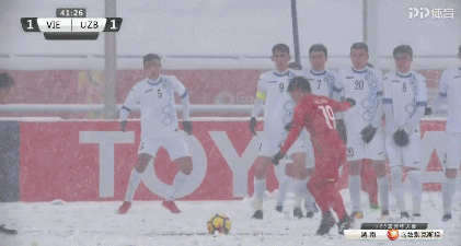 12 khoảnh khắc đáng nhớ của các cầu thủ dưới trời mưa tuyết - Ảnh 23.