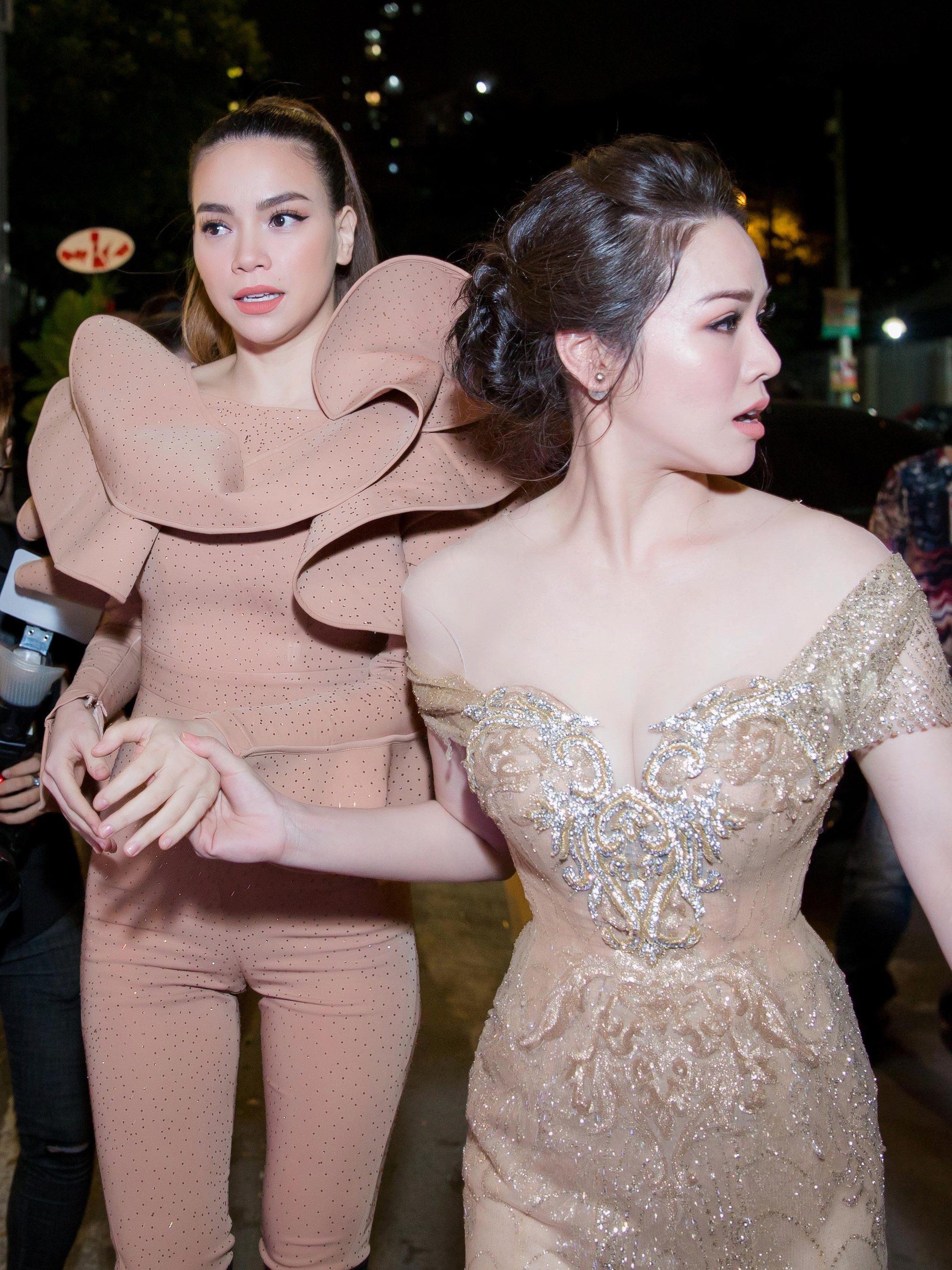 Mặc đang diện đầm dạ hội lỗng lẫy, Nhật Kim Anh vẫn đích thân chen đám đông để đón Hồ Ngọc Hà - Ảnh 4.