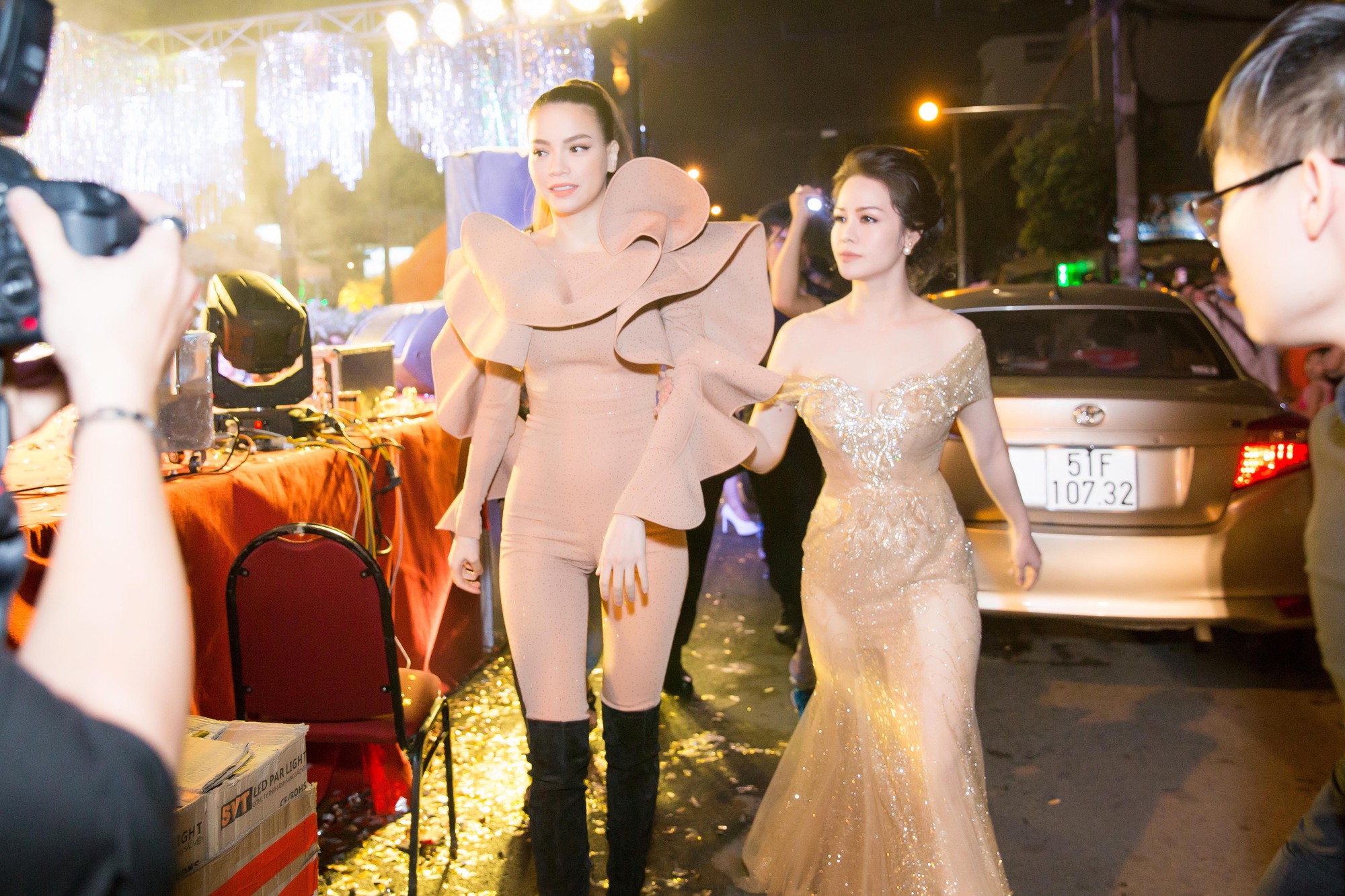Mặc đang diện đầm dạ hội lỗng lẫy, Nhật Kim Anh vẫn đích thân chen đám đông để đón Hồ Ngọc Hà - Ảnh 3.