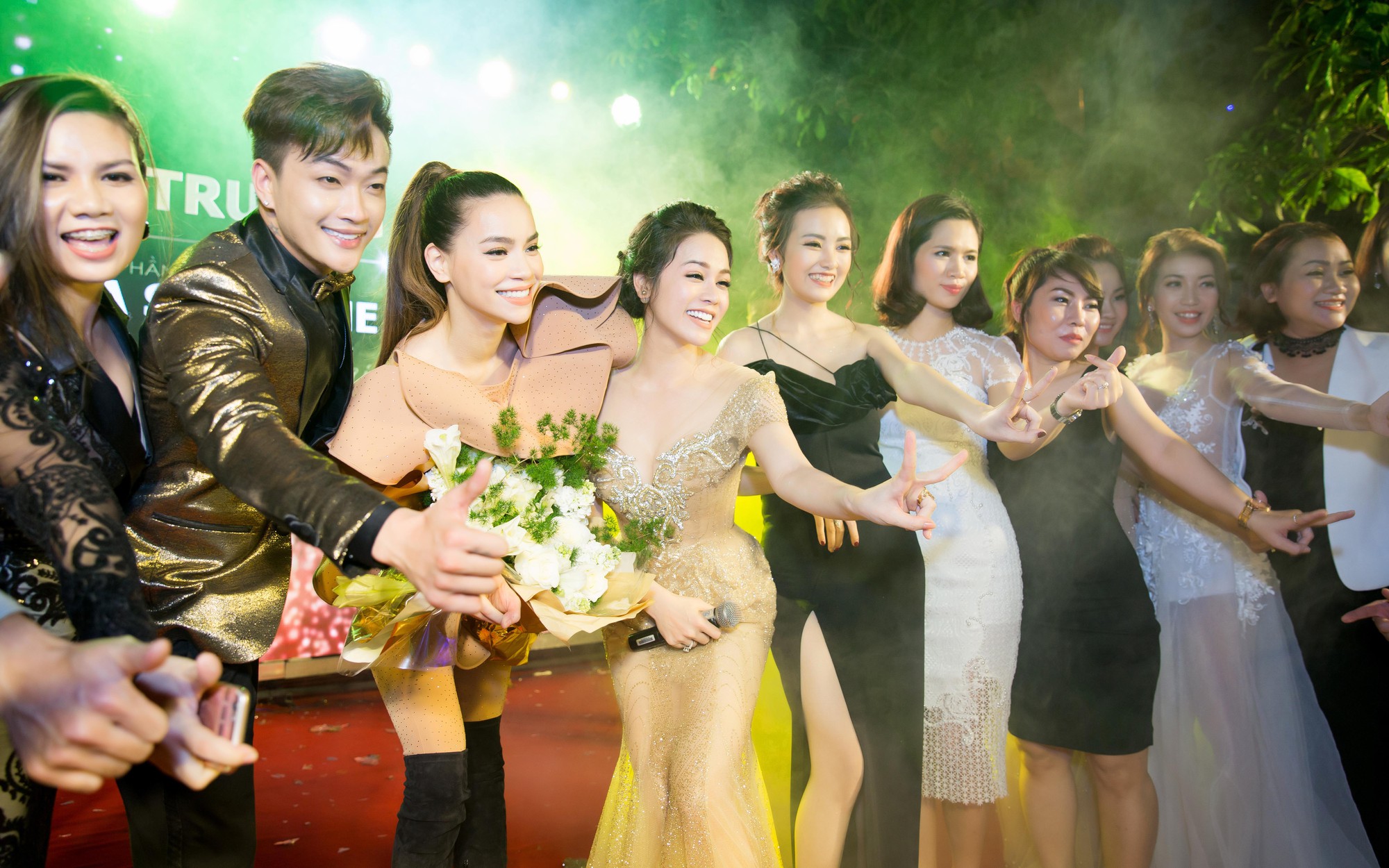Mặc đang diện đầm dạ hội lỗng lẫy, Nhật Kim Anh vẫn đích thân chen đám đông để đón Hồ Ngọc Hà - Ảnh 16.
