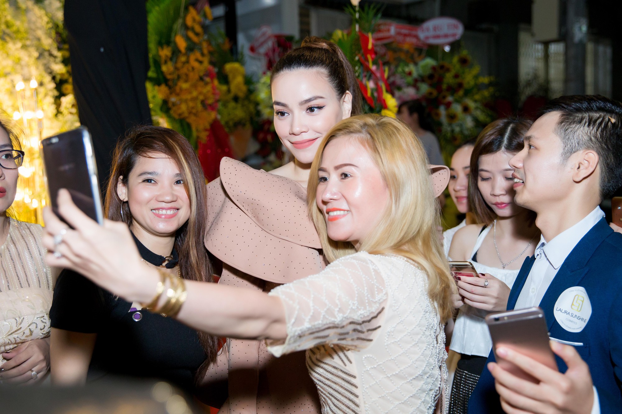 Mặc đang diện đầm dạ hội lỗng lẫy, Nhật Kim Anh vẫn đích thân chen đám đông để đón Hồ Ngọc Hà - Ảnh 2.