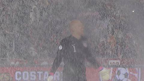 12 khoảnh khắc đáng nhớ của các cầu thủ dưới trời mưa tuyết - Ảnh 15.