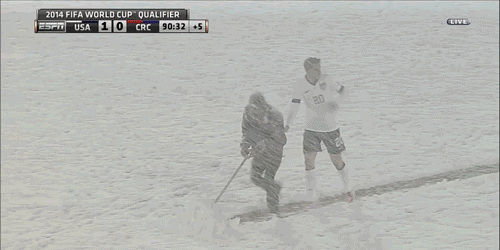 12 khoảnh khắc đáng nhớ của các cầu thủ dưới trời mưa tuyết - Ảnh 21.