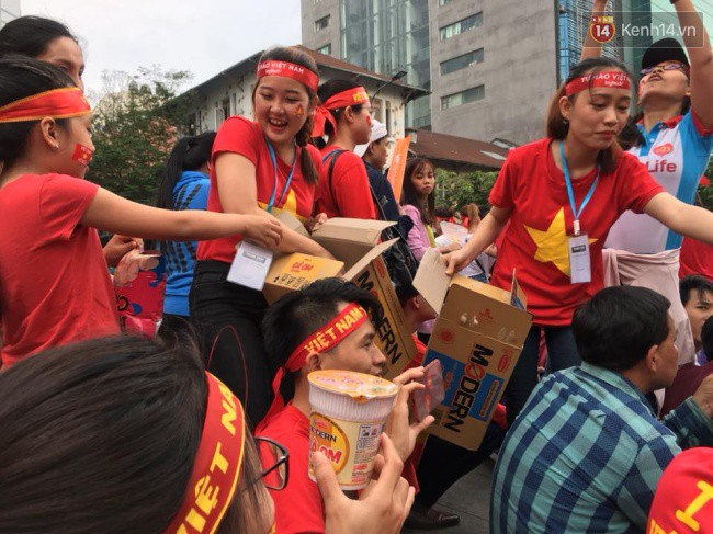 Nhiều hộp mì tôm miễn phí tiếp sức cho người hâm mộ trên phố đi bộ Nguyễn Huệ - Ảnh 1.