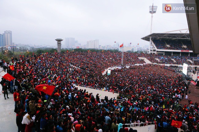 Nhìn sân vận động Mỹ Đình chật kín người hâm mộ, thế mới thấy tình yêu mà mọi người dành cho U23 Việt Nam lớn nhường nào - Ảnh 2.