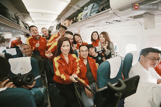 Sân bay Tân Sơn Nhất “nhuộm” màu đỏ rực khi rất đông hành khách lên đường cổ vũ U23 Việt Nam Sân bay Tân Sơn Nhất “nhuộm” màu đỏ rực khi rất đông hành khách lên đường cổ vũ U23 Việt Nam