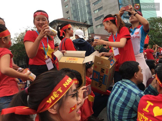 Nhiều hộp mì tôm miễn phí tiếp sức cho người hâm mộ trên phố đi bộ Nguyễn Huệ - Ảnh 2.