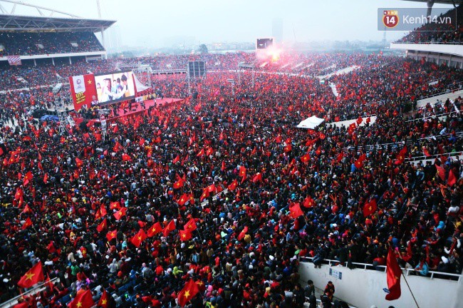 Nhìn sân vận động Mỹ Đình chật kín người hâm mộ, thế mới thấy tình yêu mà mọi người dành cho U23 Việt Nam lớn nhường nào - Ảnh 7.