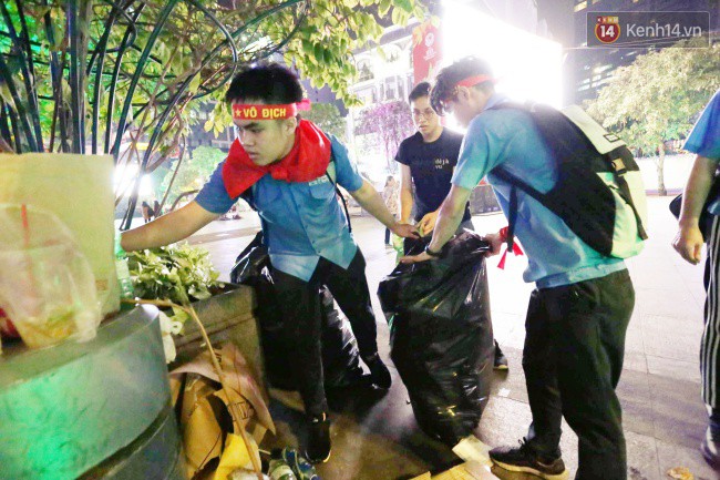 Hình ảnh đẹp: Các bạn trẻ 2 miền dọn dẹp rác tại địa điểm công cộng sau trận chung kết của U23 Việt Nam - Ảnh 1.