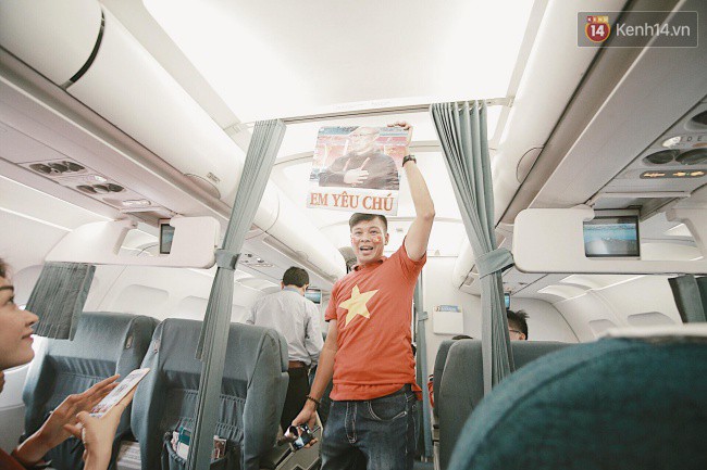 Sân bay Tân Sơn Nhất “nhuộm” màu đỏ rực khi rất đông hành khách lên đường cổ vũ U23 Việt Nam Sân bay Tân Sơn Nhất “nhuộm” màu đỏ rực khi rất đông hành khách lên đường cổ vũ U23 Việt Nam