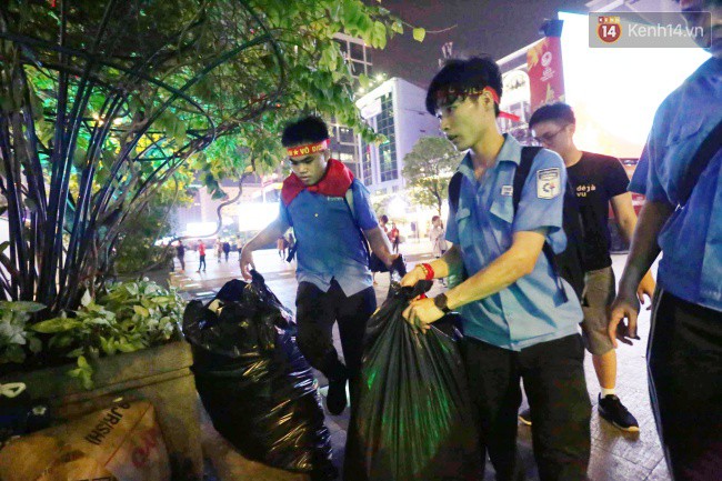 Hình ảnh đẹp: Các bạn trẻ 2 miền dọn dẹp rác tại địa điểm công cộng sau trận chung kết của U23 Việt Nam - Ảnh 2.