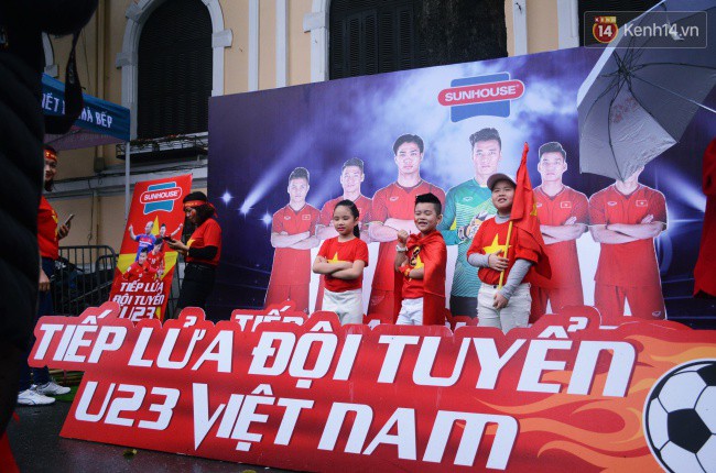 Hà Nội: Gấp rút lắp màn hình led, người hâm mộ đội mưa ra phố cổ vũ U23 Việt Nam trước giờ chung kết - Ảnh 4.