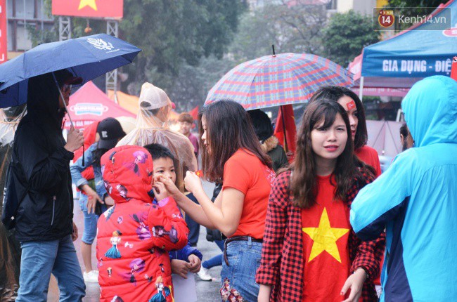 Hà Nội: Gấp rút lắp màn hình led, người hâm mộ đội mưa ra phố cổ vũ U23 Việt Nam trước giờ chung kết - Ảnh 5.