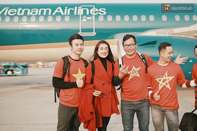 Sân bay Tân Sơn Nhất “nhuộm” màu đỏ rực khi rất đông hành khách lên đường cổ vũ U23 Việt Nam Sân bay Tân Sơn Nhất “nhuộm” màu đỏ rực khi rất đông hành khách lên đường cổ vũ U23 Việt Nam