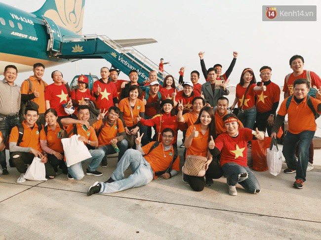 Sân bay Tân Sơn Nhất “nhuộm” màu đỏ rực khi rất đông hành khách lên đường cổ vũ U23 Việt Nam Sân bay Tân Sơn Nhất “nhuộm” màu đỏ rực khi rất đông hành khách lên đường cổ vũ U23 Việt Nam