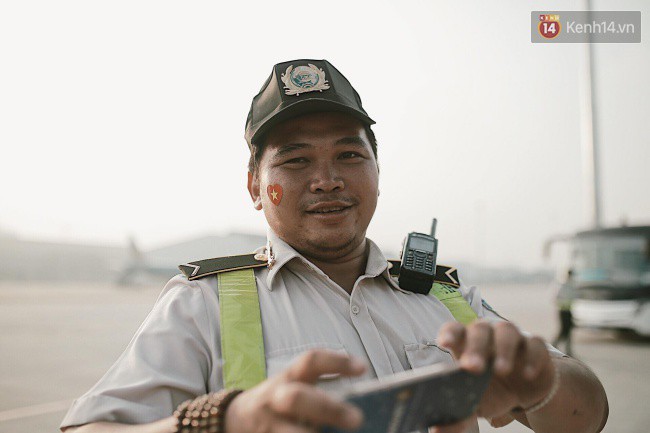 Sân bay Tân Sơn Nhất “nhuộm” màu đỏ rực khi rất đông hành khách lên đường cổ vũ U23 Việt Nam - Ảnh 11.