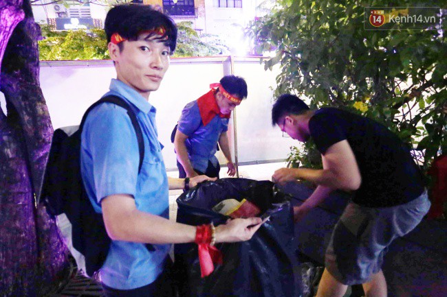 Hình ảnh đẹp: Các bạn trẻ 2 miền dọn dẹp rác tại địa điểm công cộng sau trận chung kết của U23 Việt Nam - Ảnh 4.
