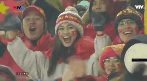 Bình Minh và Á hậu Thanh Tú rạng rỡ trên hàng ghế cổ động viên, hào hứng cổ vũ U23 Việt Nam - Ảnh 3.