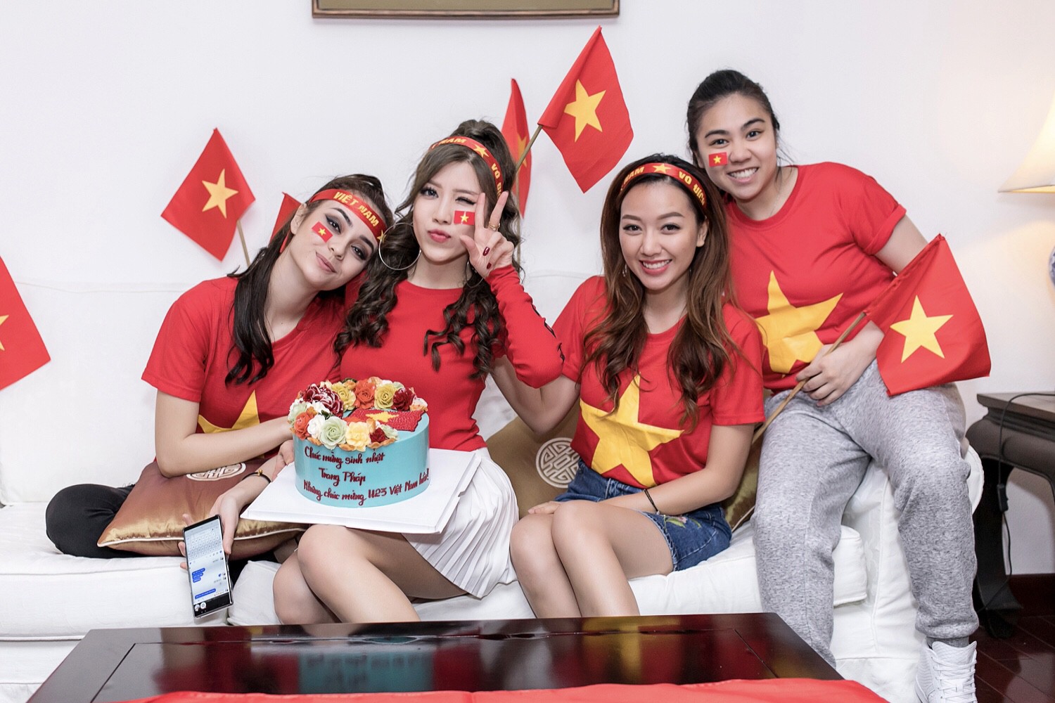 Cuồng nhiệt như Trang Pháp: Tổ chức sinh nhật kết hợp cổ vũ U23 Việt Nam - Ảnh 8.