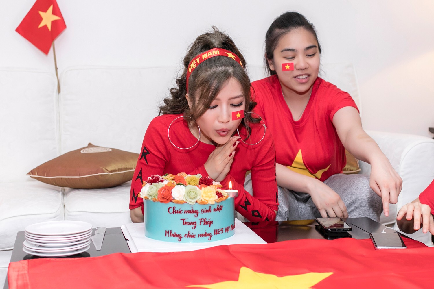 Cuồng nhiệt như Trang Pháp: Tổ chức sinh nhật kết hợp cổ vũ U23 Việt Nam - Ảnh 2.