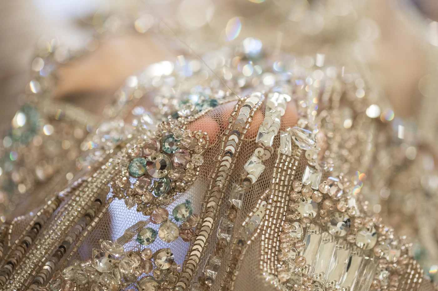 Được chạm tay vào thiết kế Haute Couture đính hơn 120.000 viên đá này thì quả là diễm phúc! - Ảnh 8. Được chạm tay vào thiết kế Haute Couture đính hơn 120.000 viên đá này thì quả là diễm phúc! - Ảnh 8.