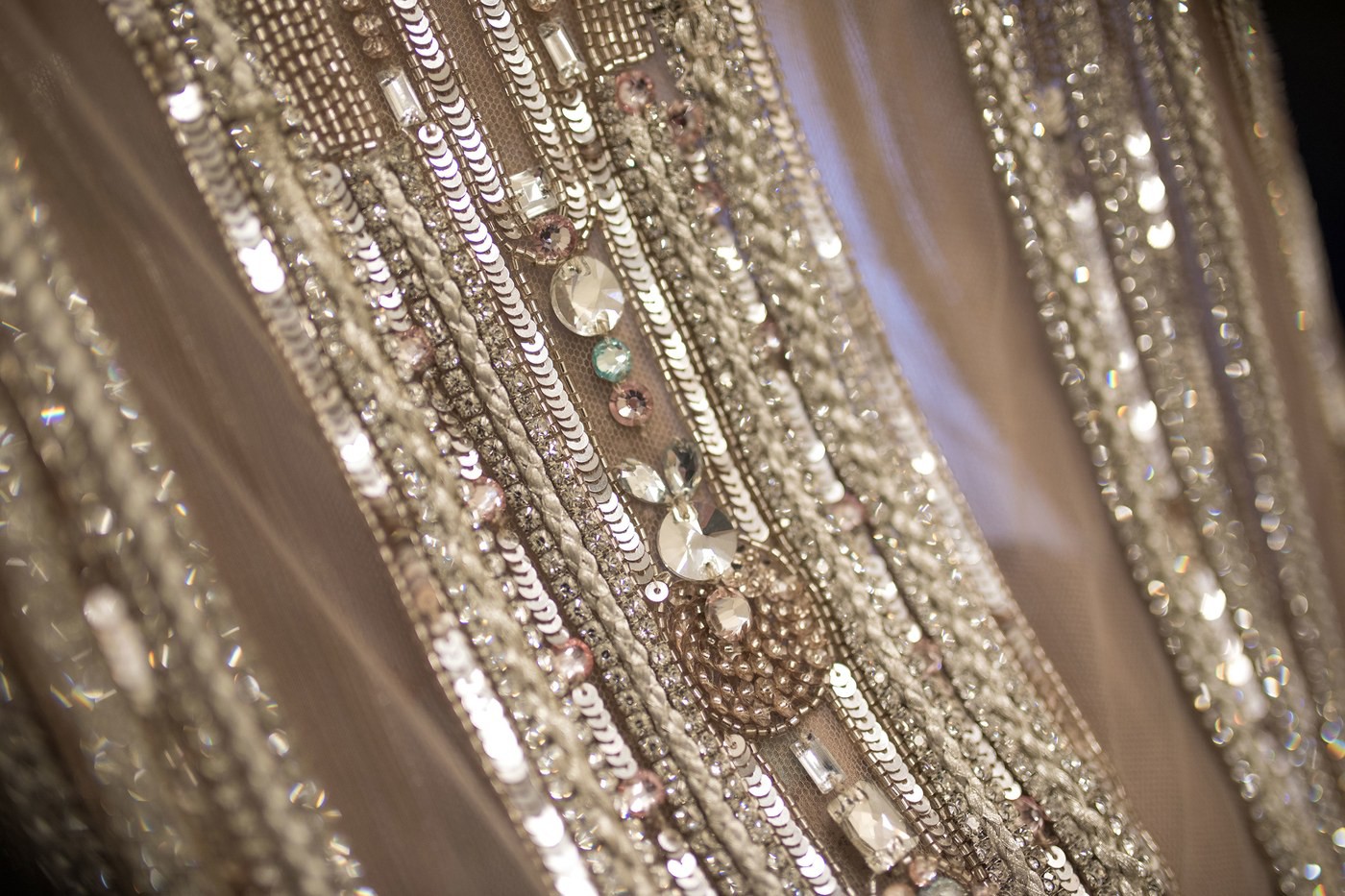 Được chạm tay vào thiết kế Haute Couture đính hơn 120.000 viên đá này thì quả là diễm phúc! - Ảnh 9. Được chạm tay vào thiết kế Haute Couture đính hơn 120.000 viên đá này thì quả là diễm phúc! - Ảnh 9.