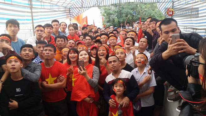 Mẹ Tiến Dũng bật kh&oacute;c, mẹ C&ocirc;ng Phượng xin lỗi, mong kh&aacute;n giả đừng tr&aacute;ch m&oacute;c c&aacute;c cầu thủ sau trận chung kết U23 Ch&acirc;u &Aacute; - Ảnh 1.