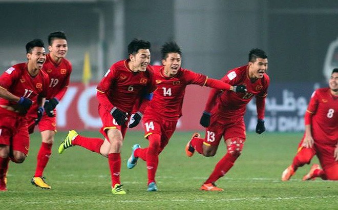 Thủ tướng nhắn nhủ U23 Việt Nam thi đấu hết mình vì màu cờ sắc áo - Ảnh 1.