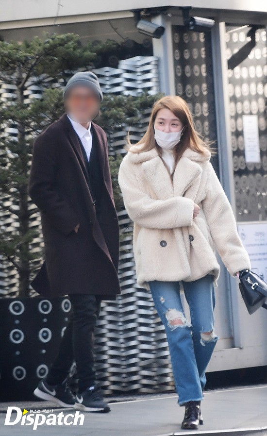 Lần đầu về Hàn sau 3 tháng rời SM, Tiffany tươi tắn xuất hiện bên cạnh người đàn ông lạ mặt - Ảnh 1.