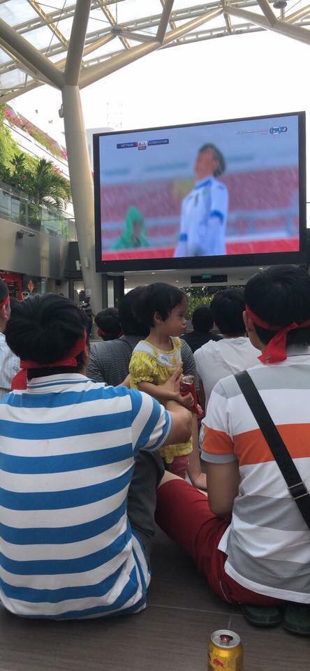 Cổ động viên Việt Nam trên khắp thế giới chăm chú dõi theo U23 Việt Nam, vỡ òa vì bàn thắng của Quang Hải! - Ảnh 2.