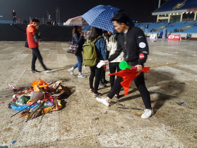 Hình ảnh đẹp: Các bạn trẻ 2 miền dọn dẹp rác tại địa điểm công cộng sau trận chung kết của U23 Việt Nam - Ảnh 5.