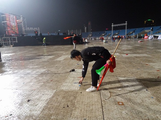 Hình ảnh đẹp: Các bạn trẻ 2 miền dọn dẹp rác tại địa điểm công cộng sau trận chung kết của U23 Việt Nam - Ảnh 6.