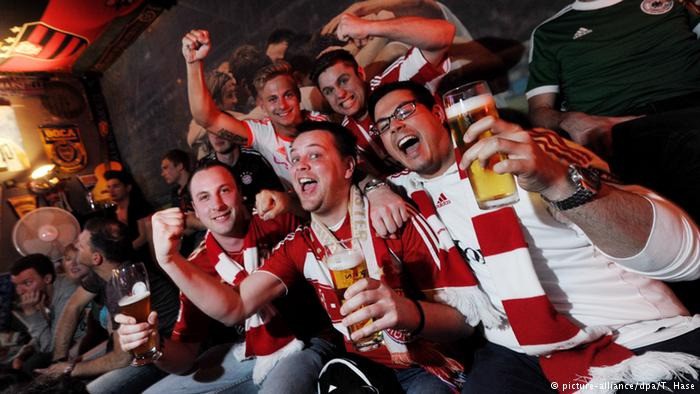 Văn hoá cổ vũ trên thế giới: Người Anh cuồng nhiệt trong chuẩn mực, người Đức đã xem bóng đá là phải uống bia