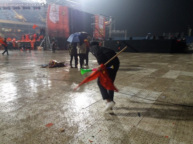 Hình ảnh đẹp: Các bạn trẻ 2 miền dọn dẹp rác tại địa điểm công cộng sau trận chung kết của U23 Việt Nam - Ảnh 7.