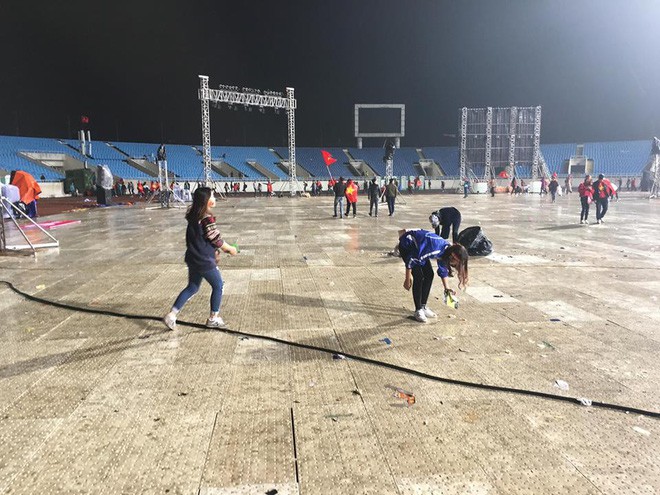Hình ảnh đẹp: Các bạn trẻ 2 miền dọn dẹp rác tại địa điểm công cộng sau trận chung kết của U23 Việt Nam - Ảnh 8.